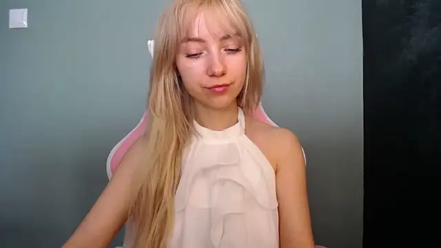 LuciaYoung online show from 04/19/26, 08:04