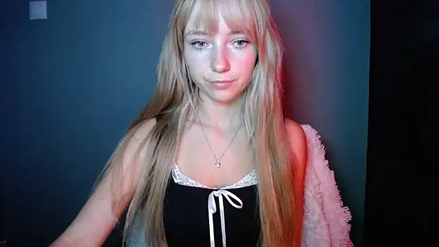 Snapshot of LuciaYoung chatting on 09/26/25, 07:04 LuciaYoung online show from 09/26/25, 07:04