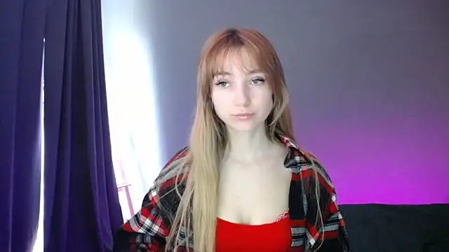 Snapshot of LuciaYoung chatting on 03/03/25, 10:28 LuciaYoung online show from 03/03/25, 10:28