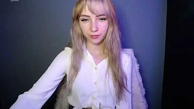 LuciaYoung online show from 12/20/25, 07:39