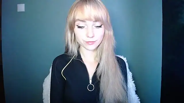 Snapshot of LuciaYoung chatting on 10/01/25, 06:12 LuciaYoung online show from 10/01/25, 06:12