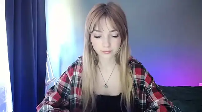 Snapshot of LuciaYoung chatting on 03/20/25, 01:15 LuciaYoung online show from 03/20/25, 01:15