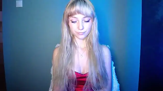 Snapshot of LuciaYoung chatting on 09/24/25, 05:47 LuciaYoung online show from 09/24/25, 05:47