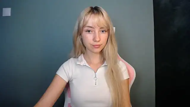 Snapshot of LuciaYoung chatting on 06/10/26, 06:36 LuciaYoung online show from 06/10/26, 06:36