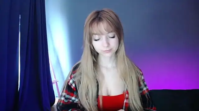 Snapshot of LuciaYoung chatting on 03/03/25, 07:24 LuciaYoung online show from 03/03/25, 07:24