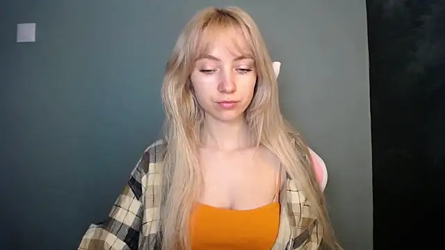 LuciaYoung online show from 04/20/26, 12:30