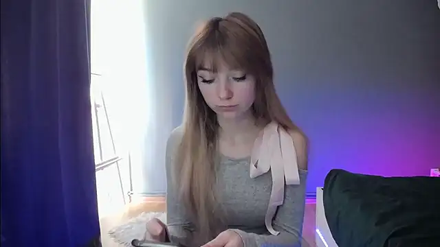 Snapshot of LuciaYoung chatting on 03/19/25, 10:22 LuciaYoung online show from 03/19/25, 10:22