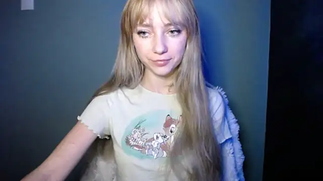 Snapshot of LuciaYoung chatting on 10/23/25, 06:23 LuciaYoung online show from 10/23/25, 06:23