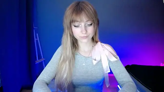 Snapshot of LuciaYoung chatting on 03/18/25, 10:37 LuciaYoung online show from 03/18/25, 10:37