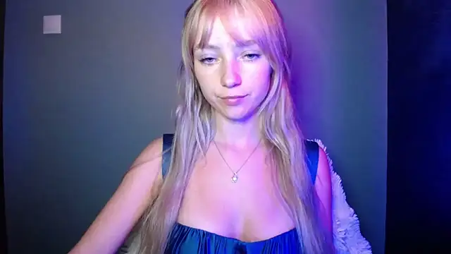 Snapshot of LuciaYoung chatting on 09/17/25, 06:21 LuciaYoung online show from 09/17/25, 06:21