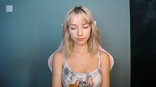 Snapshot of LuciaYoung chatting on 06/20/26, 12:21 LuciaYoung online show from 06/20/26, 12:21