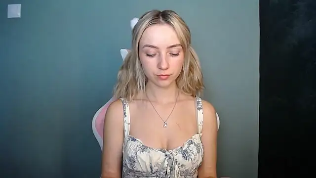 Snapshot of LuciaYoung chatting on 07/08/26, 12:17 LuciaYoung online show from 07/08/26, 12:17