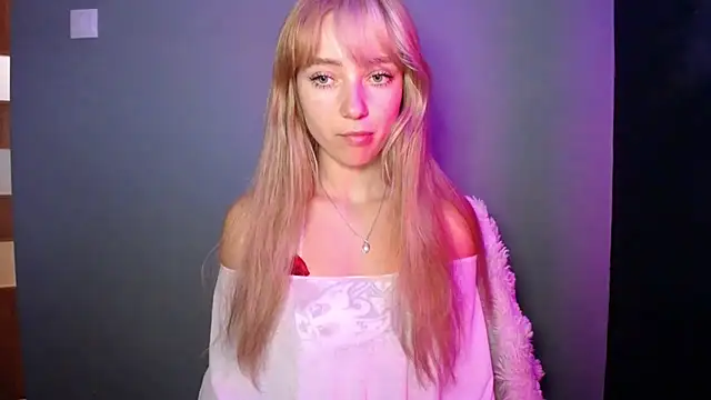 Snapshot of LuciaYoung chatting on 09/23/25, 12:12 LuciaYoung online show from 09/23/25, 12:12