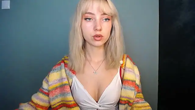 Snapshot of LuciaYoung chatting on 07/06/26, 12:12 LuciaYoung online show from 07/06/26, 12:12