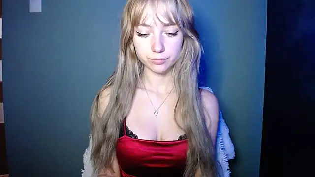 Snapshot of LuciaYoung chatting on 10/17/25, 12:29 LuciaYoung online show from 10/17/25, 12:29