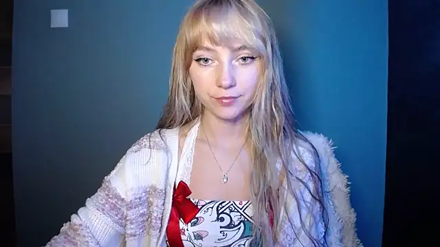 Snapshot of LuciaYoung chatting on 10/04/25, 06:20 LuciaYoung online show from 10/04/25, 06:20