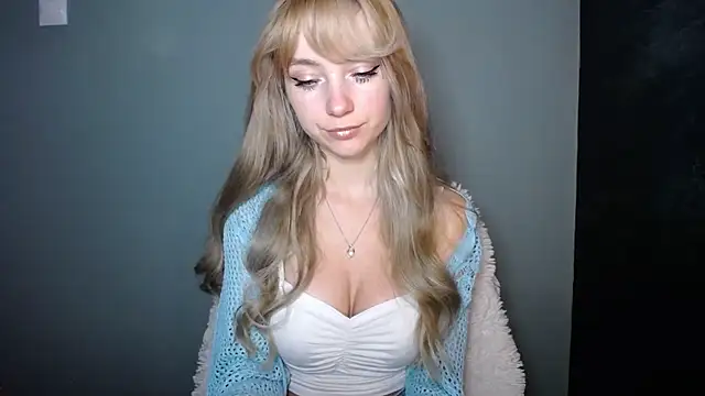 LuciaYoung online show from 10/31/25, 07:27