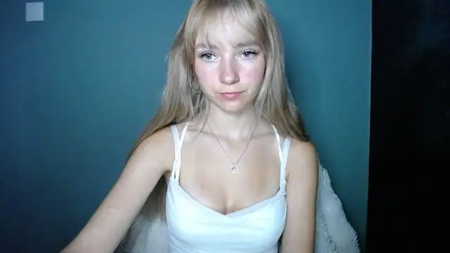 Snapshot of LuciaYoung chatting on 09/13/25, 06:35 LuciaYoung online show from 09/13/25, 06:35