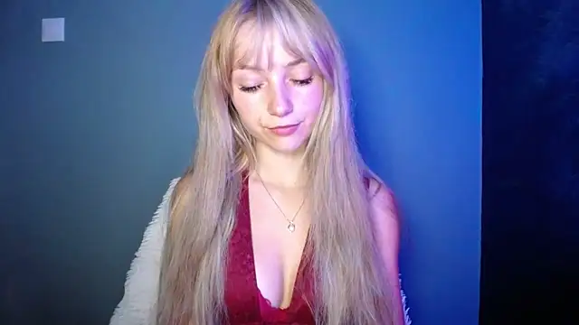 Snapshot of LuciaYoung chatting on 09/15/25, 06:58 LuciaYoung online show from 09/15/25, 06:58