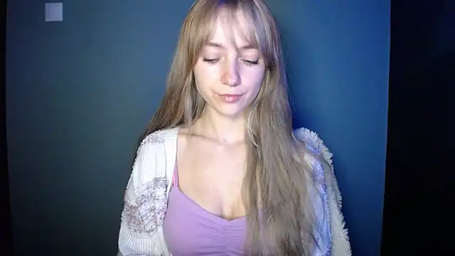 Snapshot of LuciaYoung chatting on 10/15/25, 06:27 LuciaYoung online show from 10/15/25, 06:27