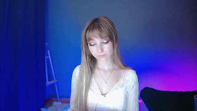 Snapshot of LuciaYoung chatting on 03/11/25, 10:31 LuciaYoung online show from 03/11/25, 10:31