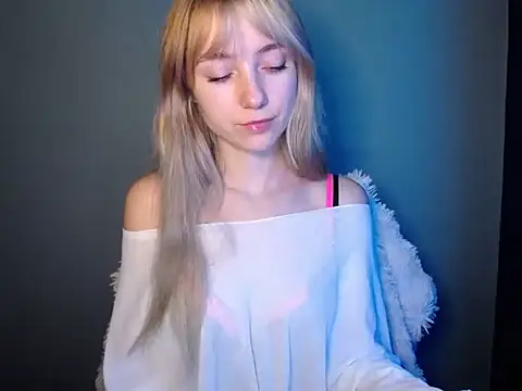 LuciaYoung online show from 11/22/25, 07:51