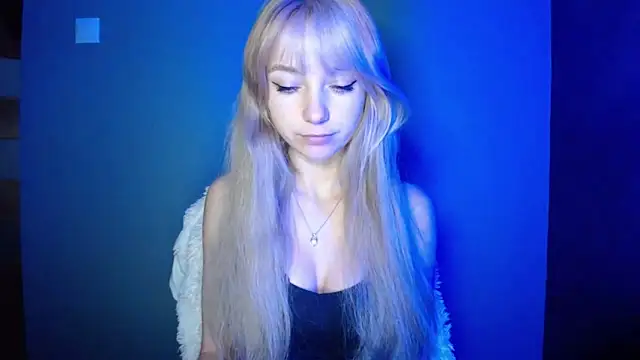Snapshot of LuciaYoung chatting on 10/04/25, 05:42 LuciaYoung online show from 10/04/25, 05:42