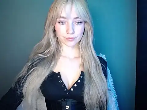 LuciaYoung online show from 11/13/25, 07:34