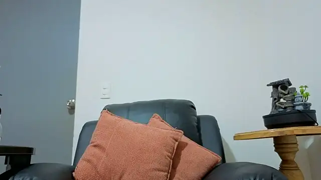 Issa Km  online show from 12/22/25, 12:11