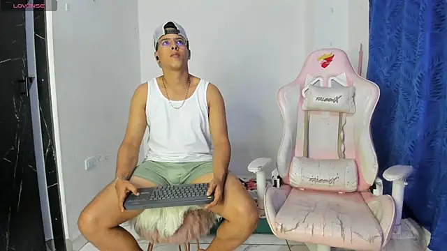 Latinos couples online show from 05/05/26, 04:04
