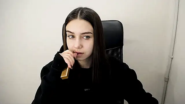 Snapshot of Lili_magic chatting on 10/24/25, 09:30 Lili magic online show from 10/24/25, 09:30