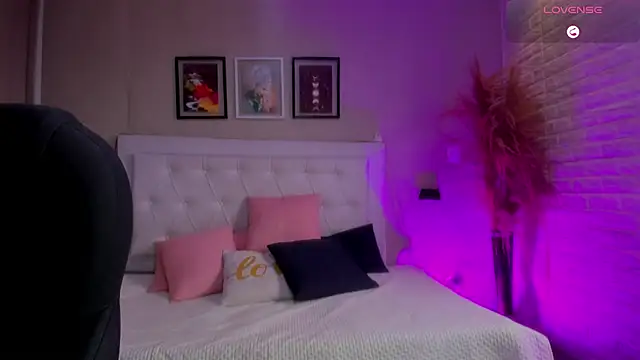 emma  smith1 online show from 03/04/26, 12:46