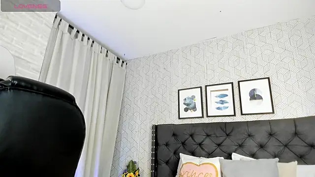 emma  smith1 online show from 02/19/25, 12:22