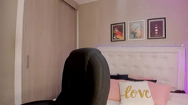 emma  smith1 online show from 02/09/26, 12:03