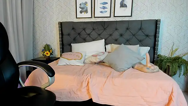 emma  smith1 online show from 02/19/25, 06:32