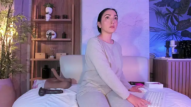 LIAH IZUMI online show from 02/09/26, 12:58