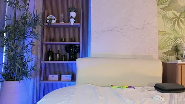 LIAH IZUMI online show from 10/22/25, 01:32