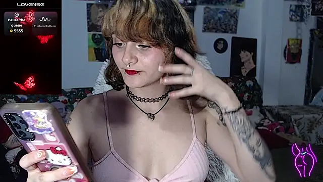 Snapshot of kitty22_ chatting on 12/23/25, 01:49 kitty22 online show from 12/23/25, 01:49