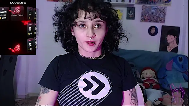 Snapshot of kitty22_ chatting on 11/11/25, 01:06 kitty22 online show from 11/11/25, 01:06