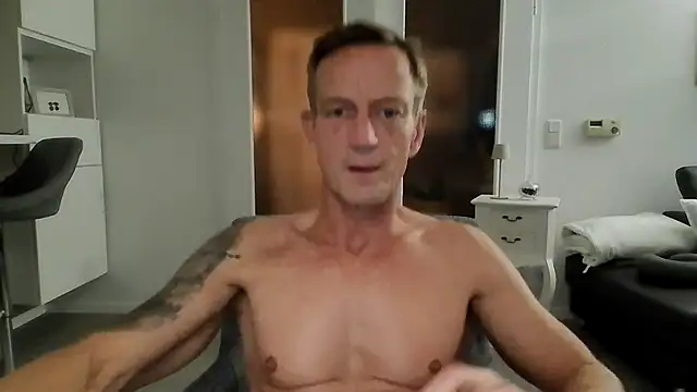 Snapshot of dirks71 chatting on 11/10/25, 06:24 dirks71 online show from 11/10/25, 06:24