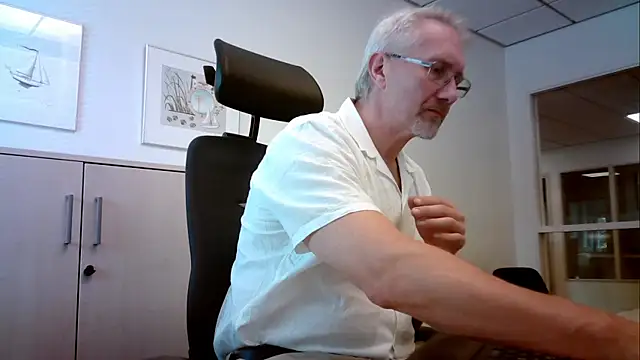 Snapshot of tom-swede chatting on 07/17/26, 11:40 tom-swede online show from 07/17/26, 11:40