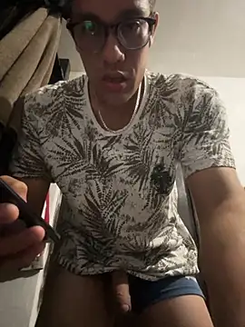 Snapshot of Magicerosxx69 chatting on 10/12/25, 08:05 Magicerosxx69 online show from 10/12/25, 08:05