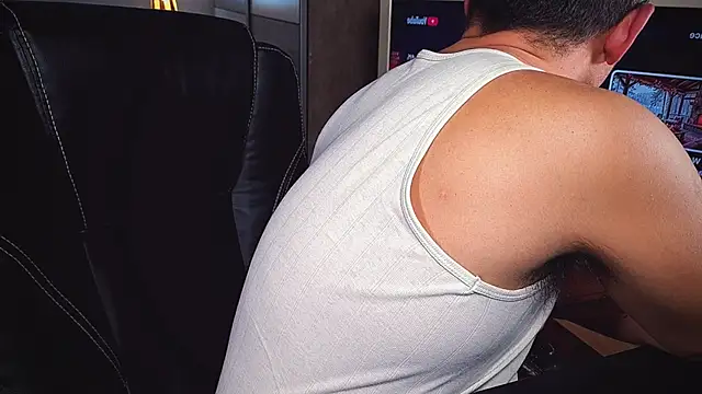 Snapshot of officeman7 chatting on 02/14/25, 04:09 officeman7 online show from 02/14/25, 04:09