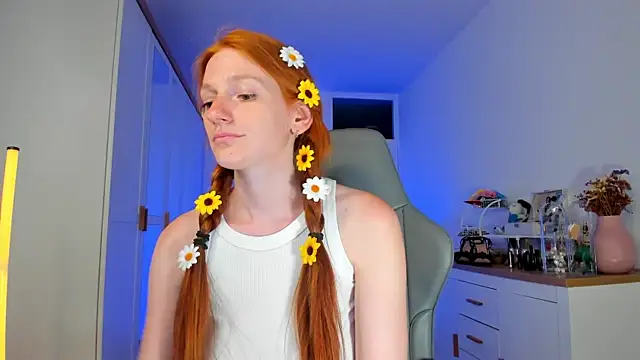 Snapshot of Aliceginger99 chatting on 07/15/26, 01:18 Aliceginger99 online show from 07/15/26, 01:18