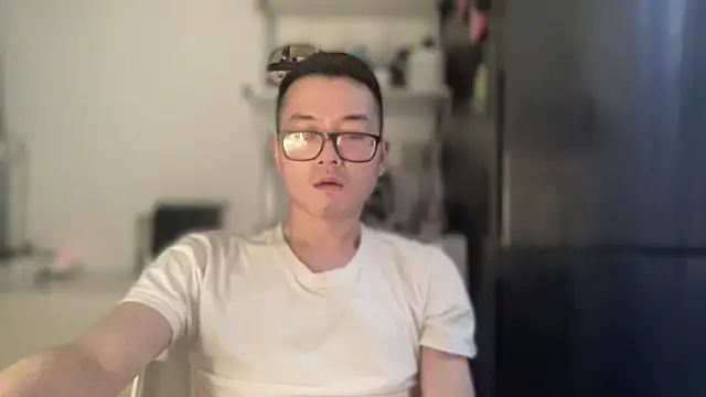 Snapshot of wangjian2324 chatting on 10/27/25, 10:11 wangjian2324 online show from 10/27/25, 10:11