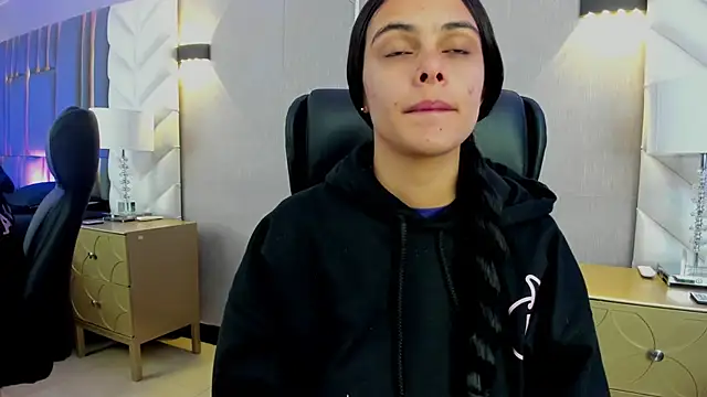 ChloeHarper  online show from 12/18/25, 12:20