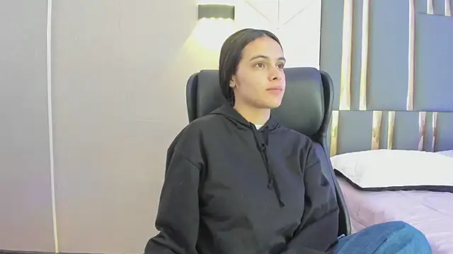Snapshot of ChloeHarper_ chatting on 06/01/26, 11:43 ChloeHarper online show from 06/01/26, 11:43