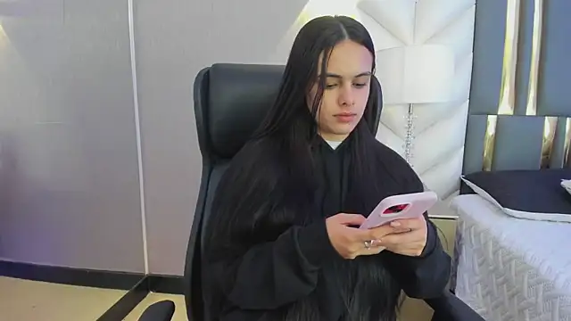 Snapshot of ChloeHarper_ chatting on 06/04/26, 11:48 ChloeHarper online show from 06/04/26, 11:48