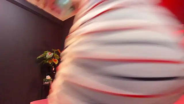 Snapshot of mia_milff chatting on 10/21/25, 07:02 mia milff online show from 10/21/25, 07:02