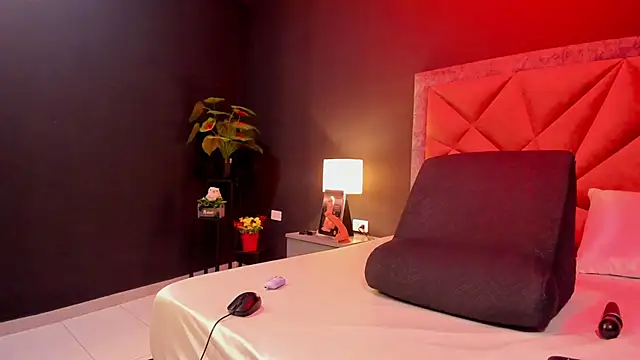 Snapshot of mia_milff chatting on 11/02/25, 06:35 mia milff online show from 11/02/25, 06:35